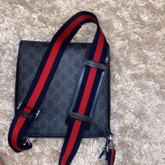 Gucci messenger bag like new lightly worn - Picture 5 of 10